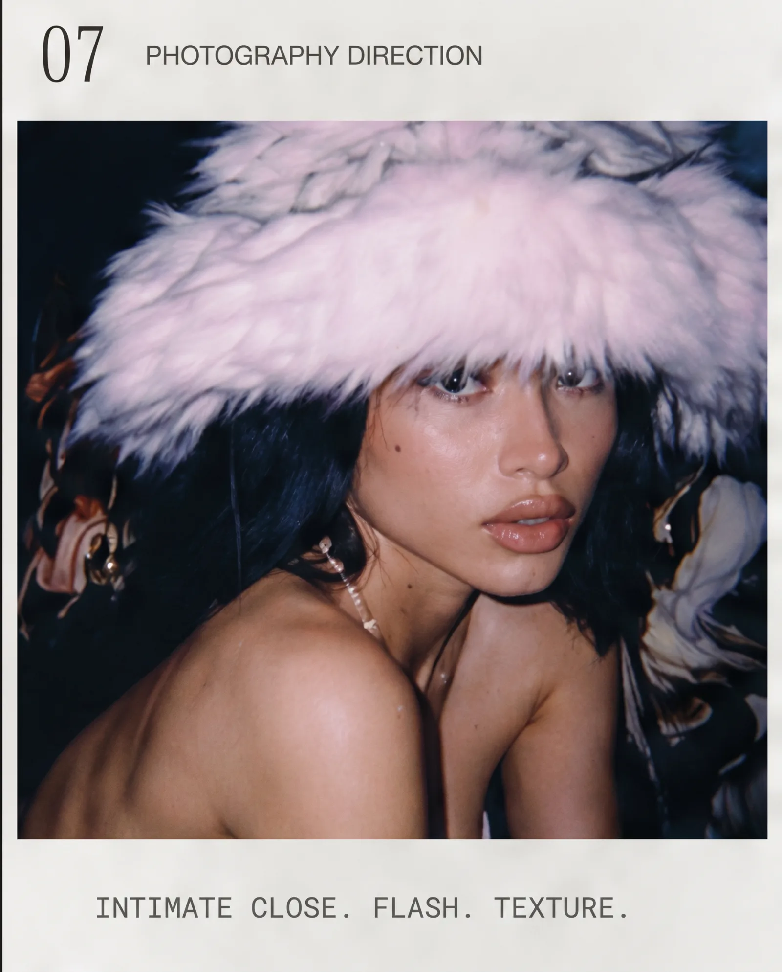 Panel 07 photography direction — portret z white fur hat, intimate close, flash, texture