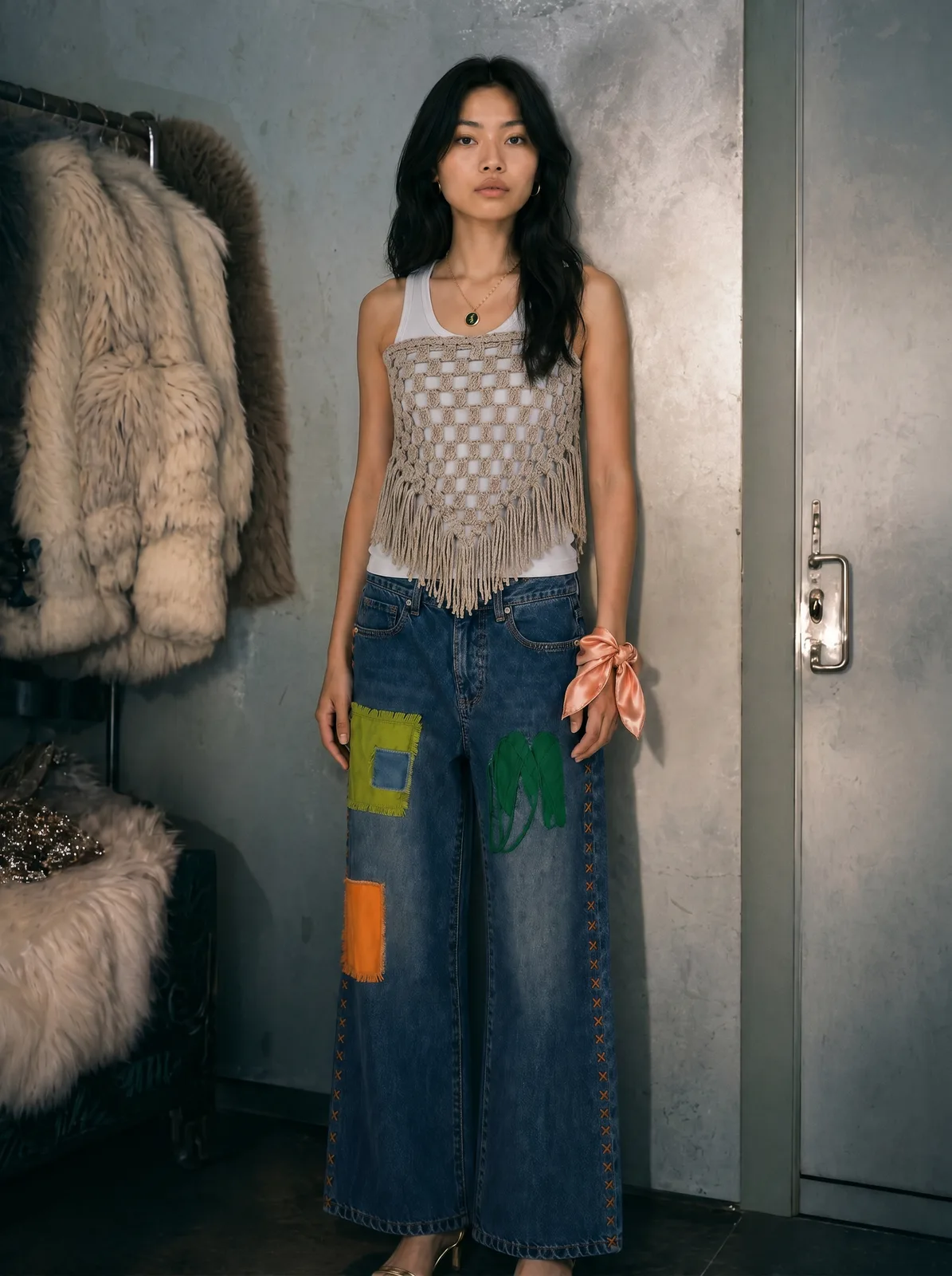 Frame editorial — modelka w okularach, miejski outdoor, pełna sylwetka. Exterior intimate + Wide environmental + Turning